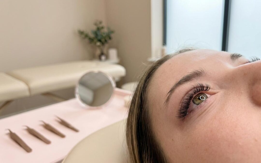 Spätsommer-Beauty in Stuttgart: Welche Wimpern- und Brauenbehandlung zu deinem Alltag passt